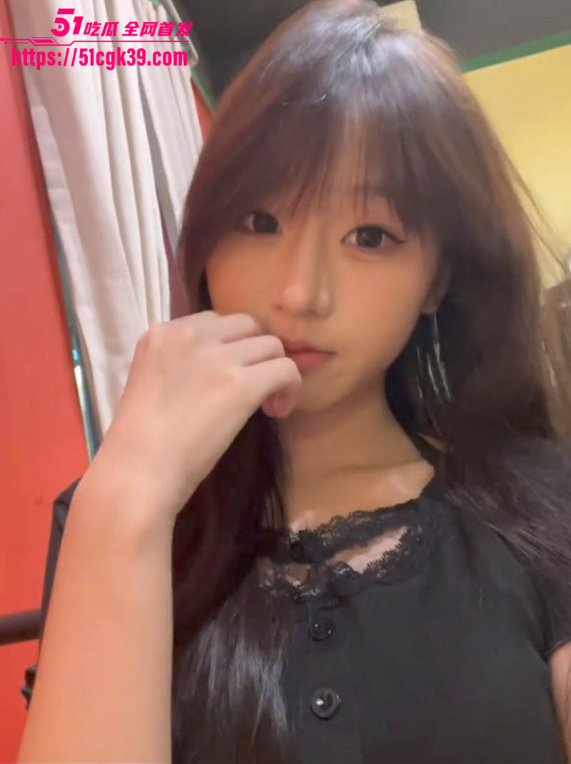 广东极品高中生 刘子怡 与男友做爱视频曝光 纤细身材骚穴粉嫩 情趣制服诱惑至极 打桩后入淫叫震天！