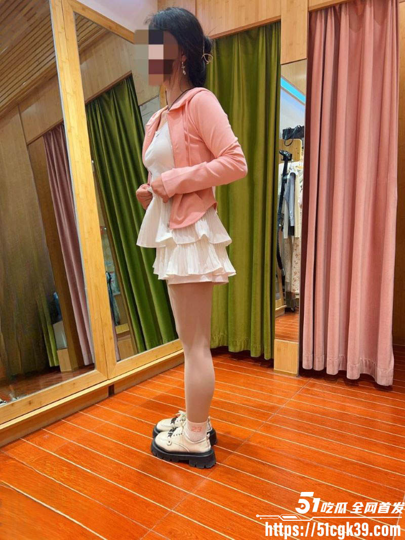 海角乱伦大神 爱上自己的亲妹妹 新作 大奶妹妹淫水拉丝 高撅翘臀被后入内射 呻吟不断！