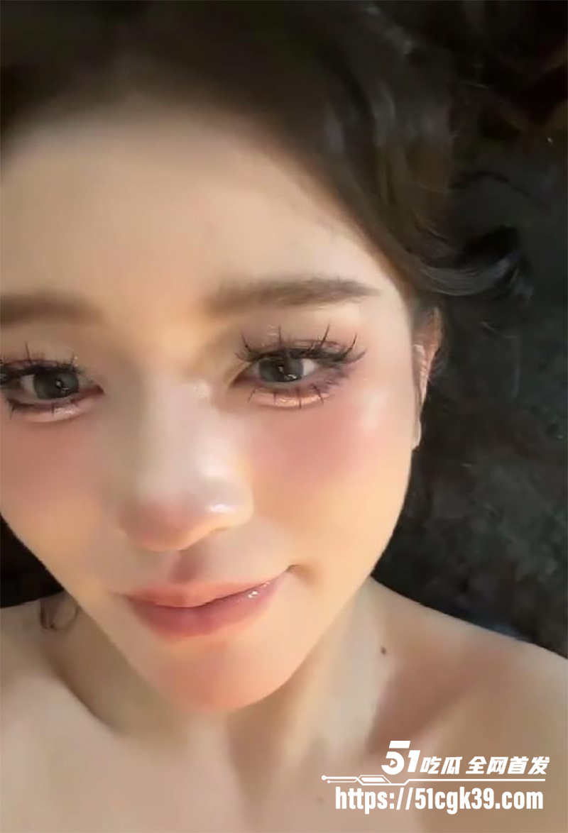 00后美少女裸聊视频流出！巨乳嫩穴全裸出镜 淫声浪语挑逗不停 发骚淫叫让人硬爆 掰逼揉穴看完必射！