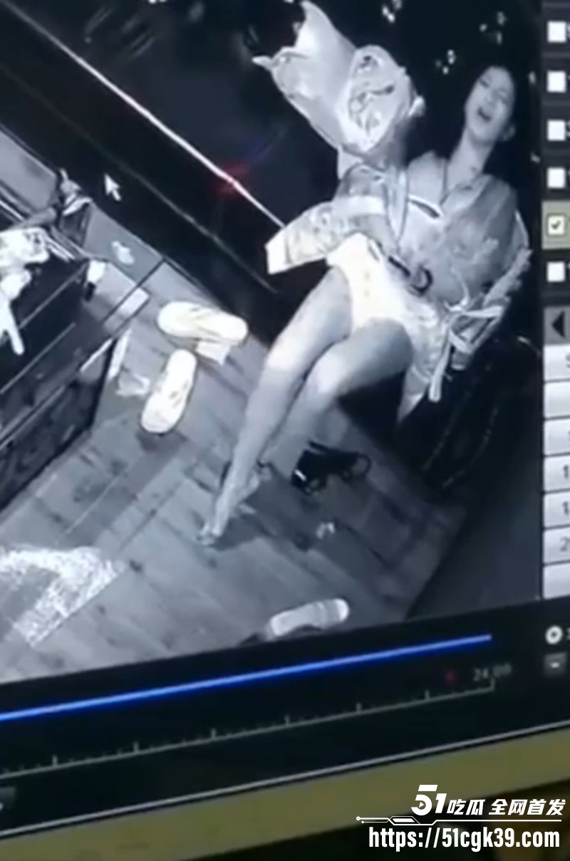 性瘾骚货KTV包厢自慰被偷拍02