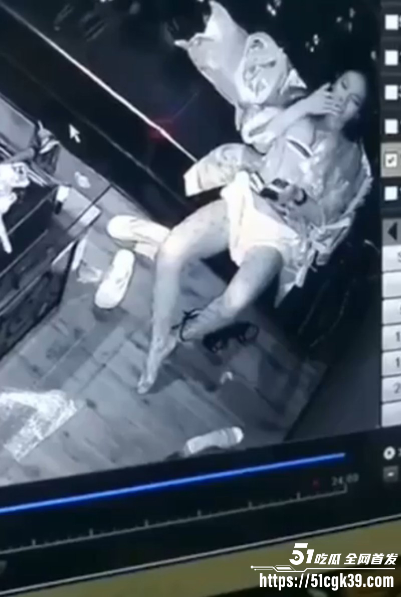 性瘾骚货KTV包厢自慰被偷拍03
