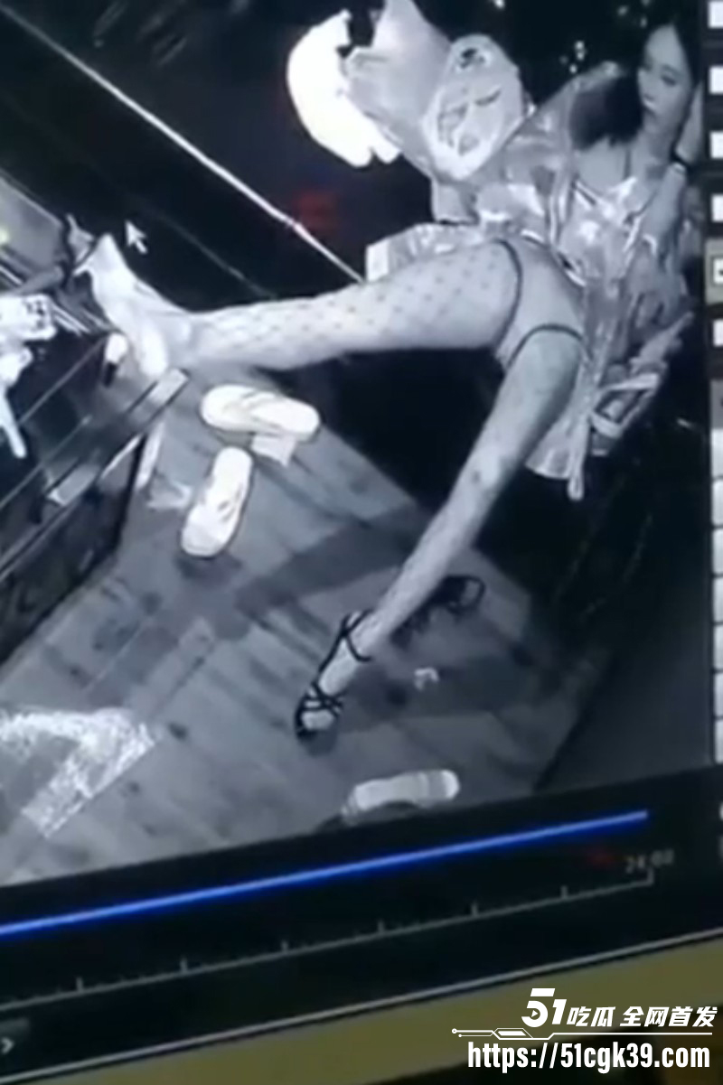 性瘾骚货KTV包厢发情 上演指抠骚穴自慰 尽兴后还不忘舔舐干净自己淫水！