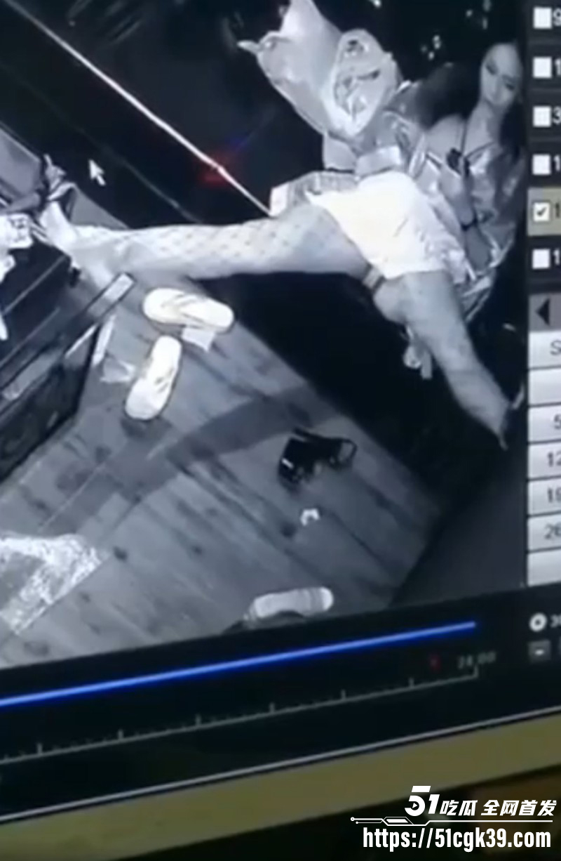 性瘾骚货KTV包厢自慰被偷拍04