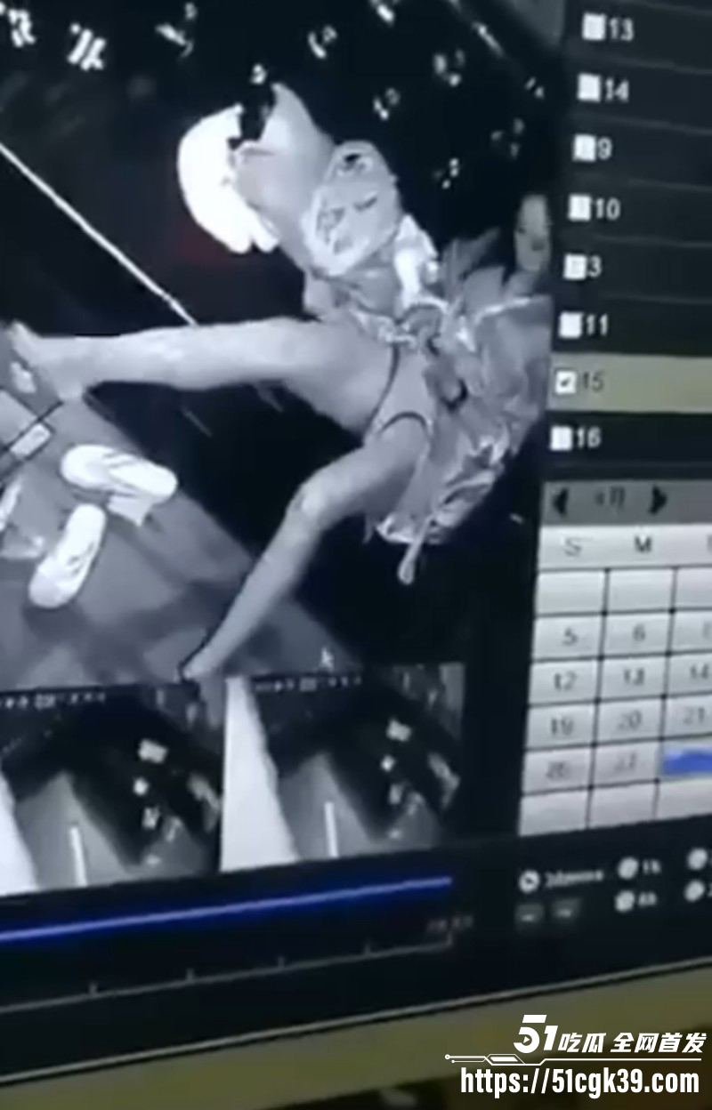 性瘾骚货KTV包厢自慰被偷拍05