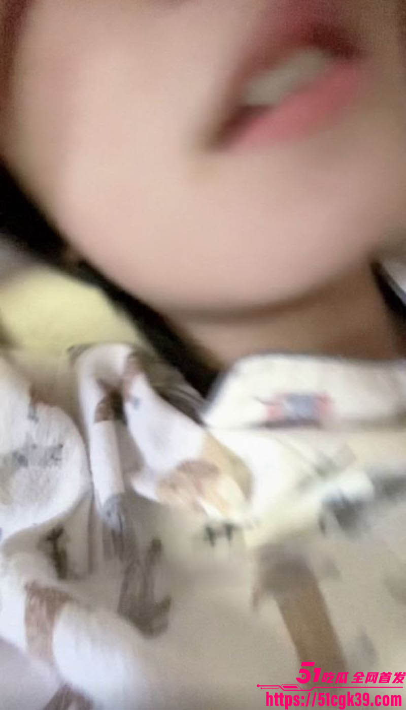 海角乱伦大神 和亲侄女的真实叙事 新作 丈母娘在客厅 我在卧室偷偷肏侄女 最后内射满溢！