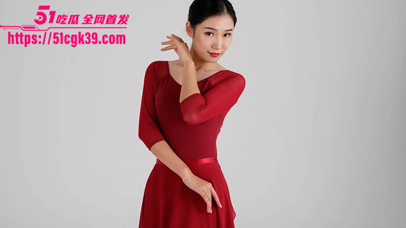 极品舞蹈模特 裸舞大秀福利流出 纤腰长腿撩拨心弦 骚逼粉嫩阴毛旺盛 性感裸舞极致诱惑！