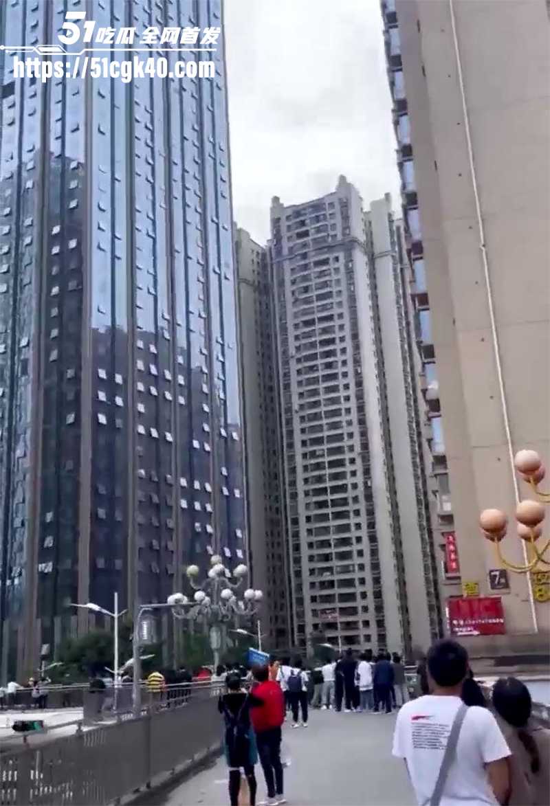贵阳市花果园高楼惊现蜘蛛侠！白衣男子通奸偷人被抓包 37楼徒手爬下 心理素质牛逼 结局封神！