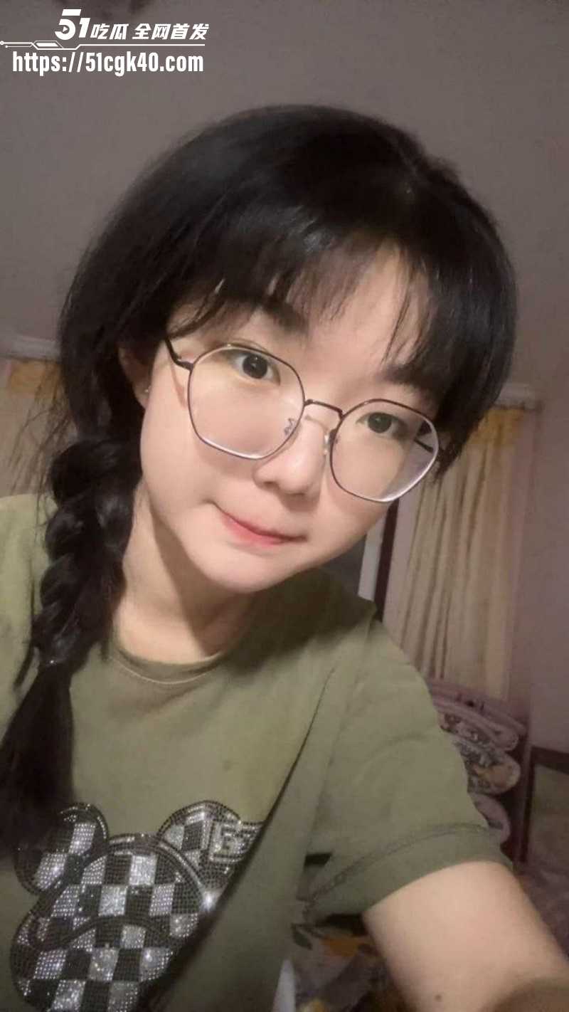 陕西榆林大一眼镜妹 林子苒 遭炮友PUA洗脑 沦为其泄欲网调母狗 不雅视频曝光！