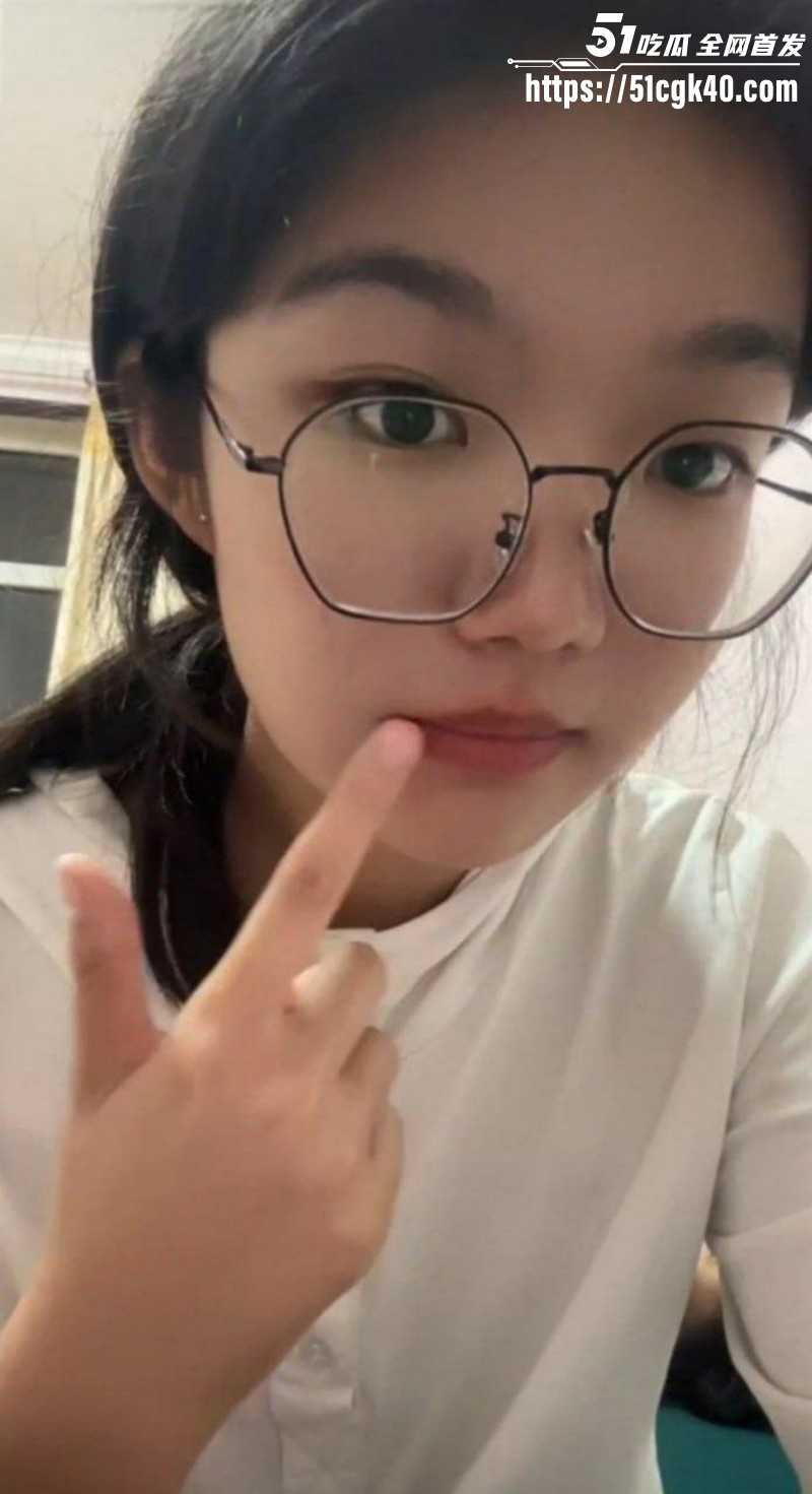 陕西榆林大一眼镜妹林子苒不雅视频02
