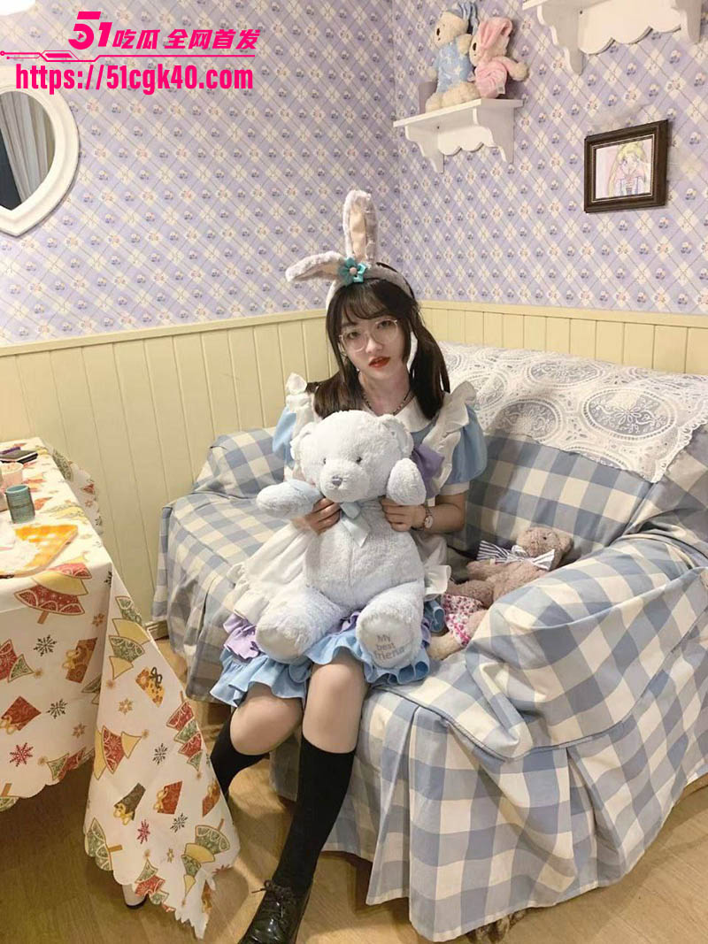 高颜值反差萝莉与男友酒店私拍视频流出 情趣制服性感妖娆 火辣曲线诱惑至极 深喉口交各种性爱姿势不停切换！
