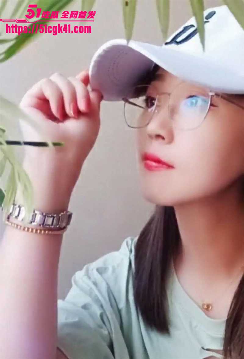 兰州良家少妇不雅视频流出！装贤惠撩汉 卖逼偷情 酒店约炮玩情趣调教 穿开档内裤被后入爆操！