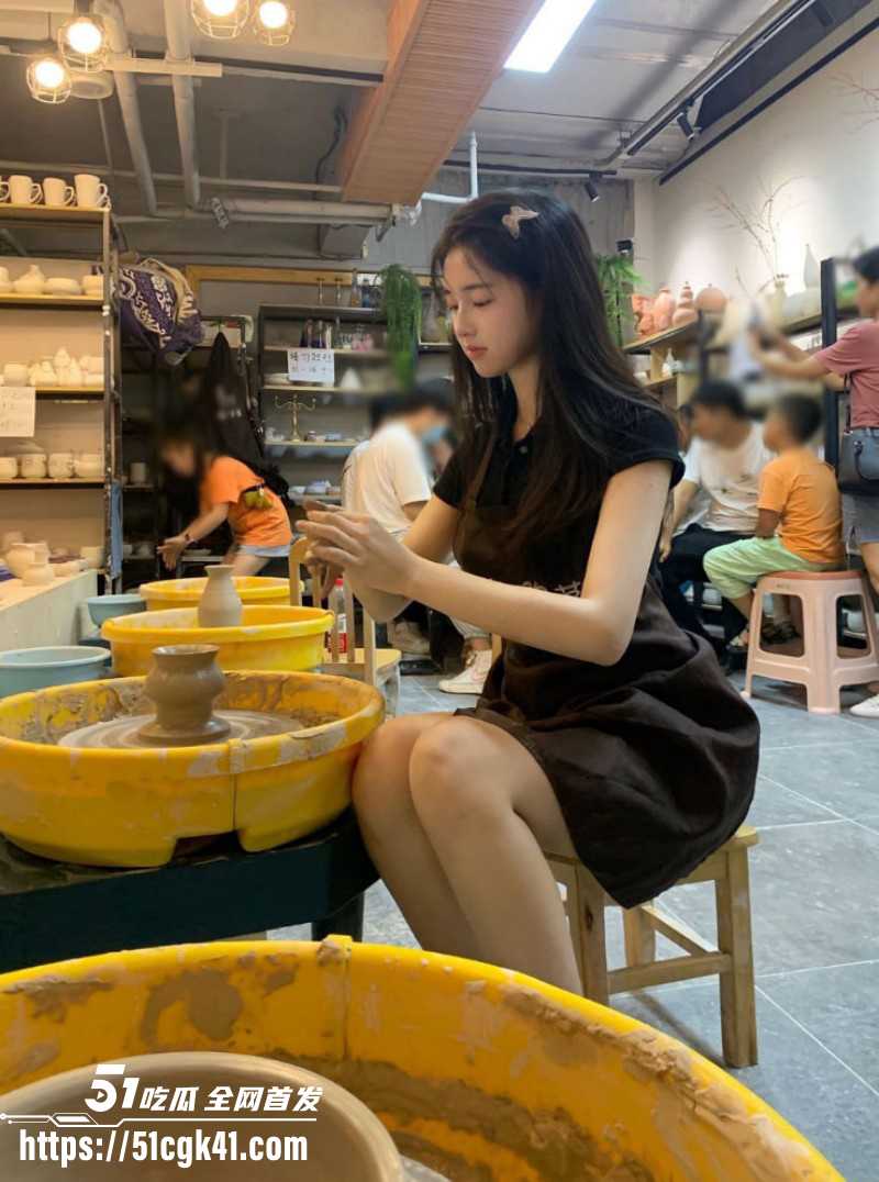 河南郑州神颜校花 吕可盈 为捞金屈身金主 被一晚四次疯狂蹂躏 后入暴操浪叫不止！