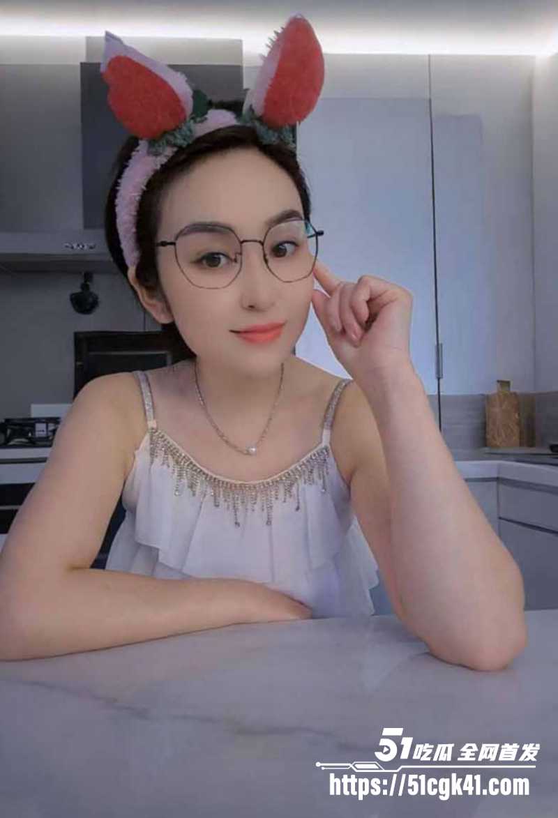 宁夏医大附院护士 顾晓薇 不雅视频流出 高知美女私下淫乱 饥渴暗骚出轨约炮 舔屌足交超会玩 小穴水润被抠翻！