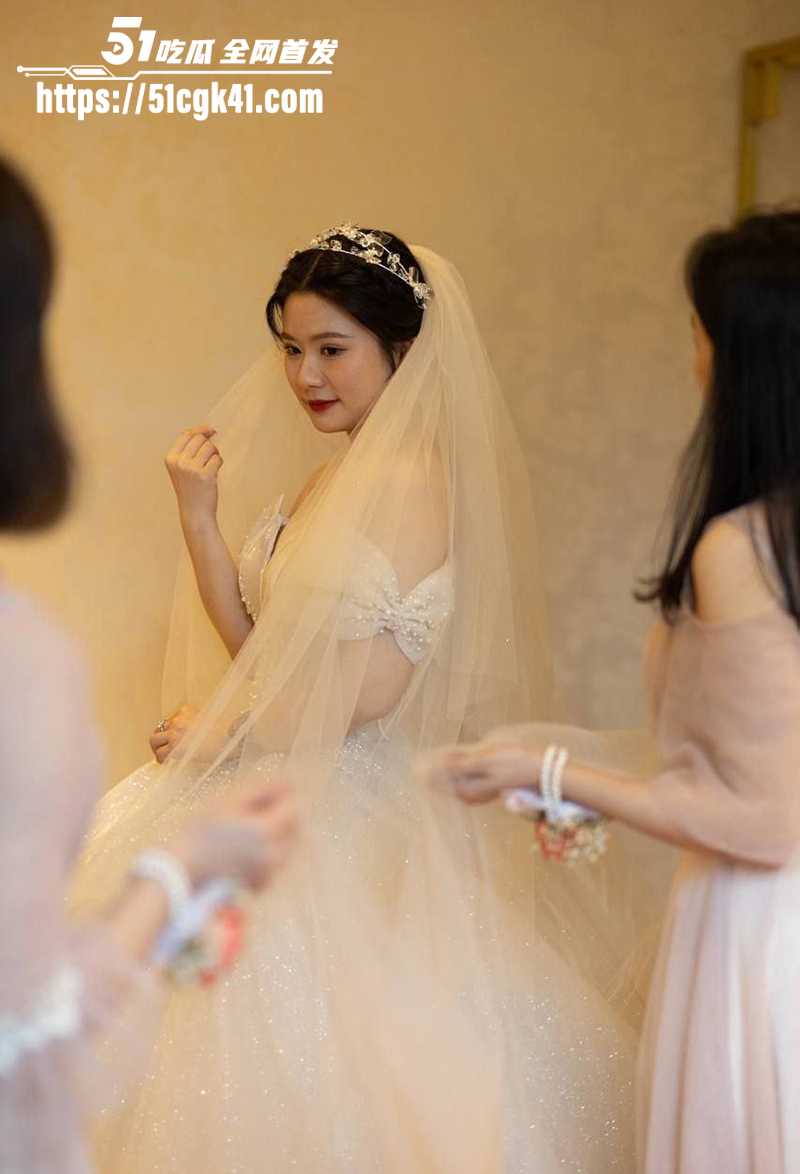 南通瓜友约炮新婚少妇 车里舔穴开房爆操 无套猛干紧致骚穴 家中露脸出轨超刺激！