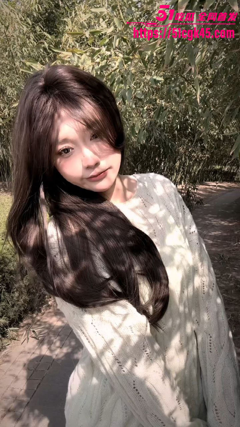 重庆00后高颜值女神 高胜楠 户外野战视频曝光 露脸口交一脸淫靡 黑丝美腿无套爆操爽翻天！