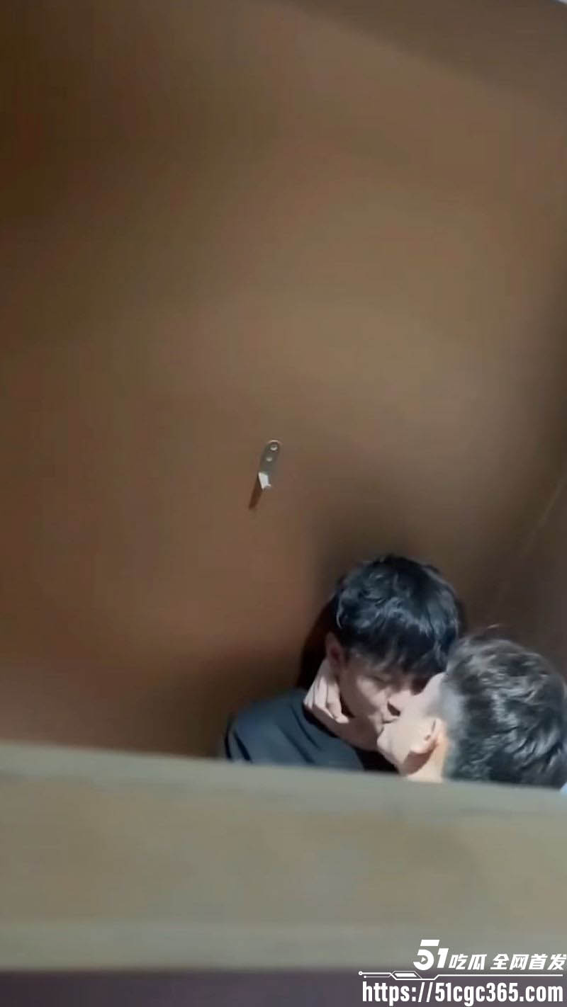 山东潍坊理工卫生间gay激情壁咚 2