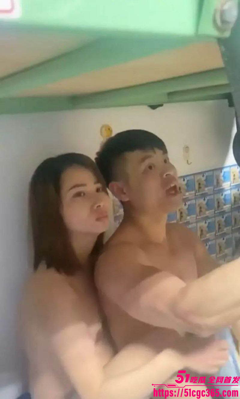 每日一抓床单滚翻！出轨人妻露奶啪啪被抓现行 老公手机偷拍全程 场面刺激又尴尬！