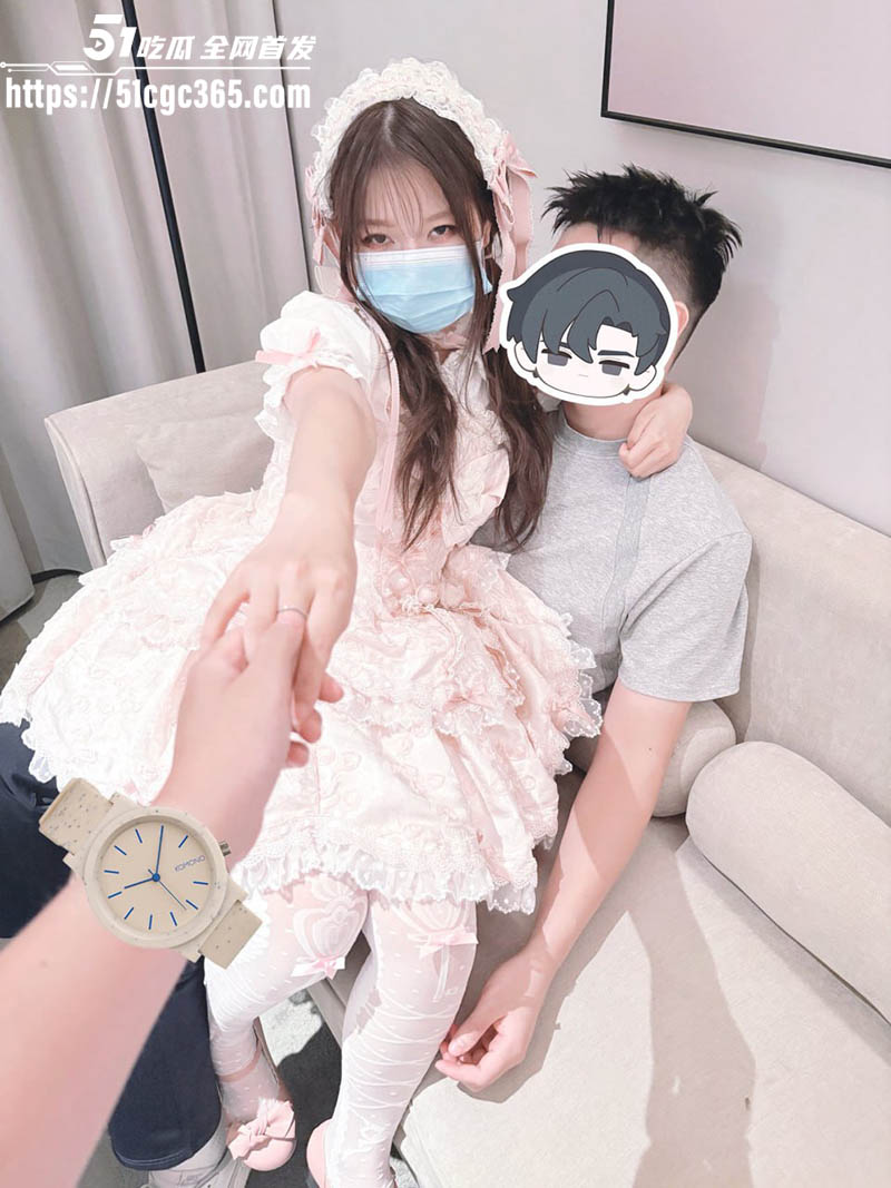 广西绿帽00后奶茶情侣原创 白丝洛丽塔小女友 被陌生单男猛操呻吟不断 无能男友只能眼睁睁看着！