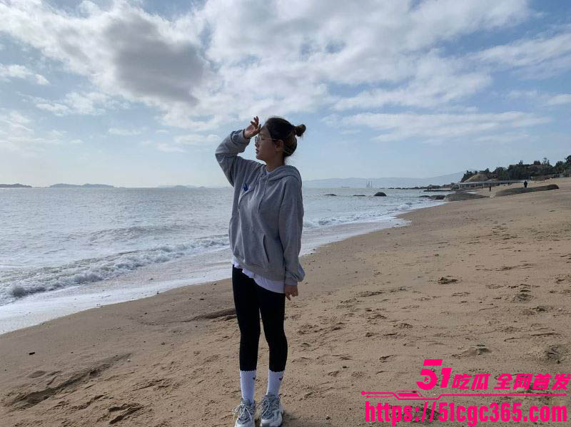 广东深圳小情侣出租屋性爱流出 女友深喉口交狂舔大屌 爆操后入喷水浪叫！