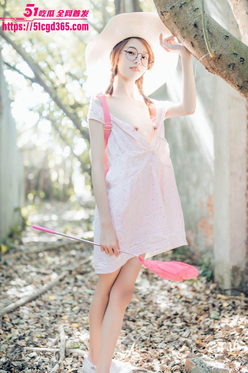 超反差双马尾萝莉 妍妍 户外大尺度写真流出 搔首弄姿曲线曼妙 邻家妹妹妹变淫娃 极品身材太撩人啦！