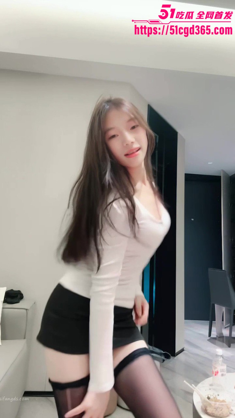 清纯美女校花 巴拉小妹 下海裸舞福利流出 黑丝美腿勾人心魄 骚逼粉嫩阴毛旺盛 性感骚舞无比诱惑！