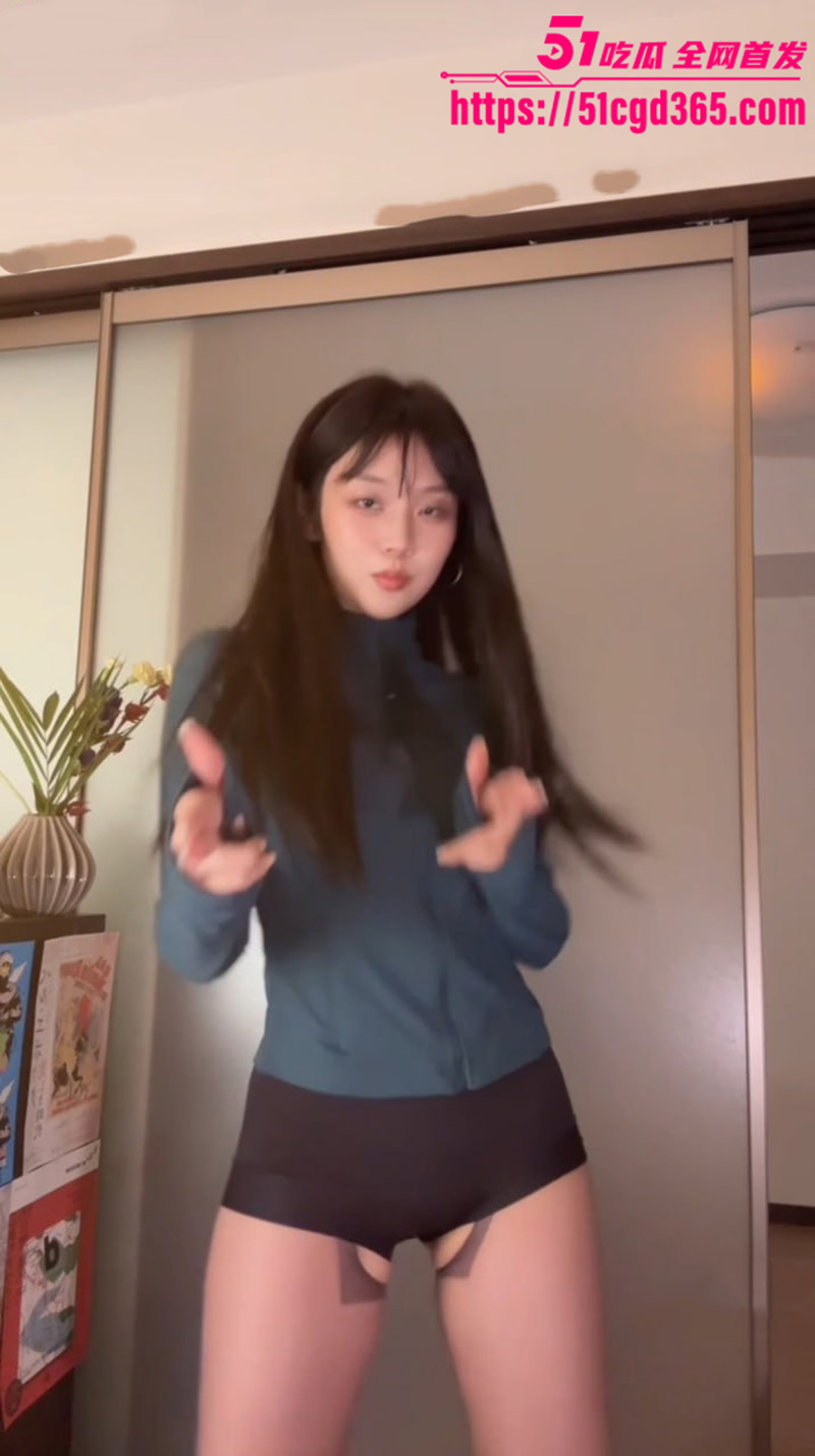 高颜值反差少女 yum_707 九月新作 开档黑丝刀马热舞 奶子晃荡诱人无毛嫩穴一览无遗！