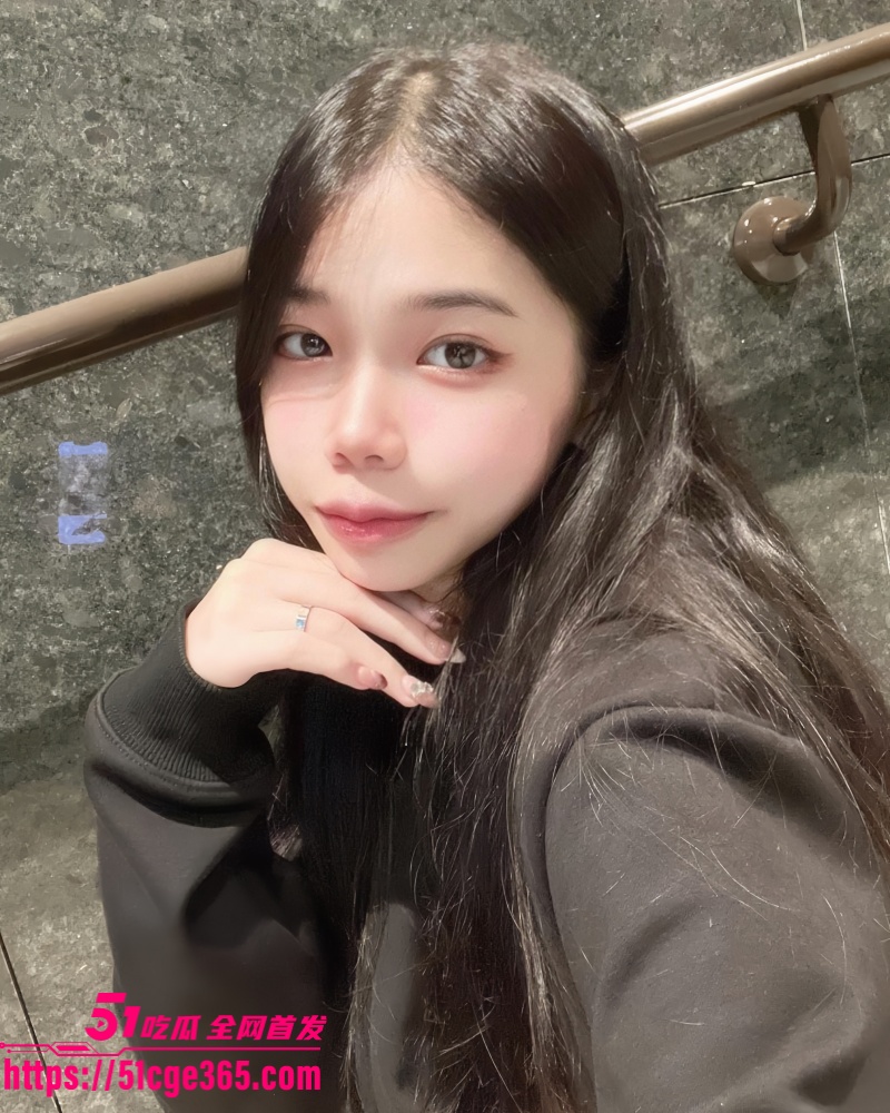 海南精神小妹 徐念慈 与男友性爱视频泄漏 精油涂逼道具自慰抽插 跪坐吃屌口技娴熟 淫荡至极！