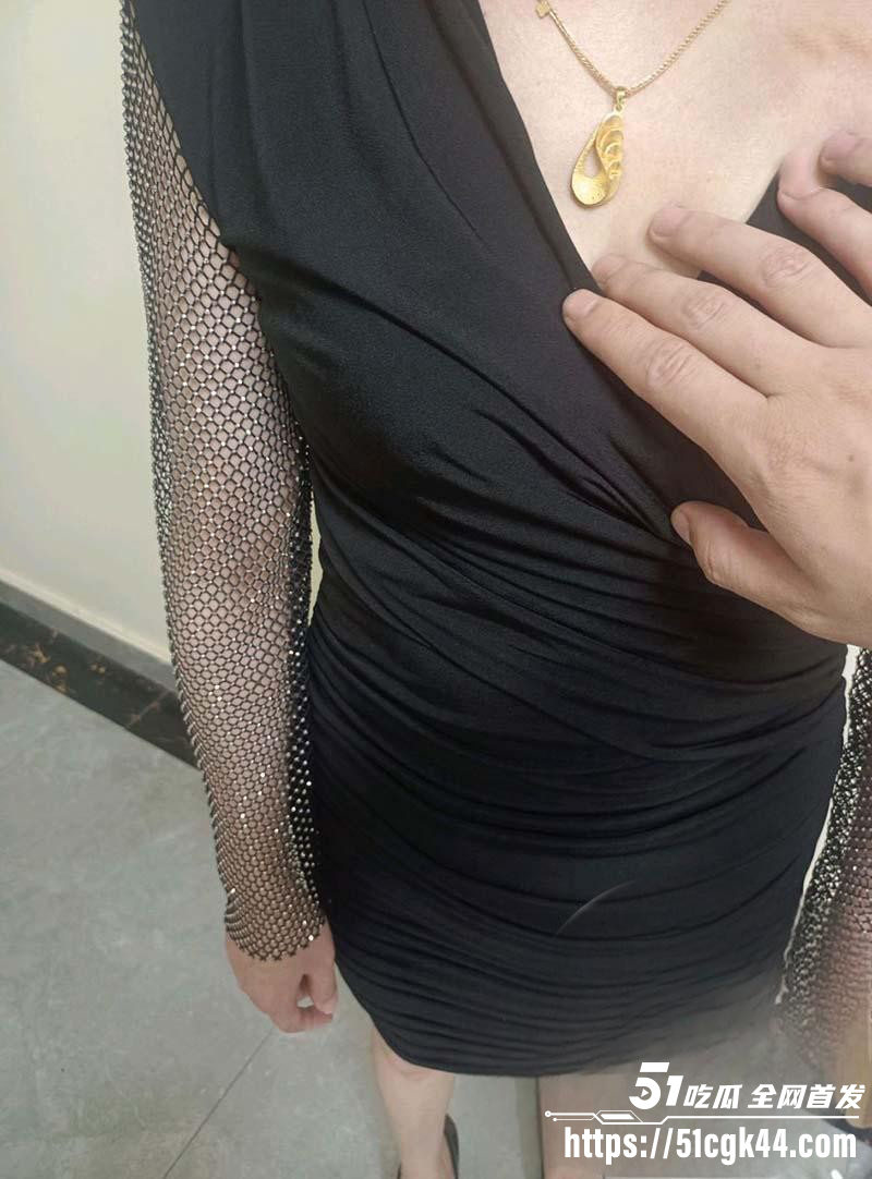 乱伦大神 海角小涛 骚妈过生日收到礼物后主动献身 趴桌撅臀迎合后入暴操！