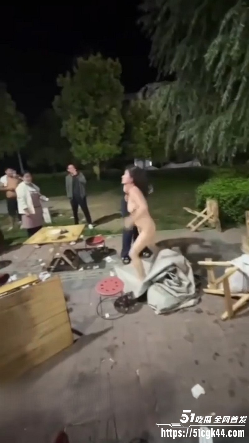 小仙女集美耍酒疯喝醉脱光光街头裸舞 3