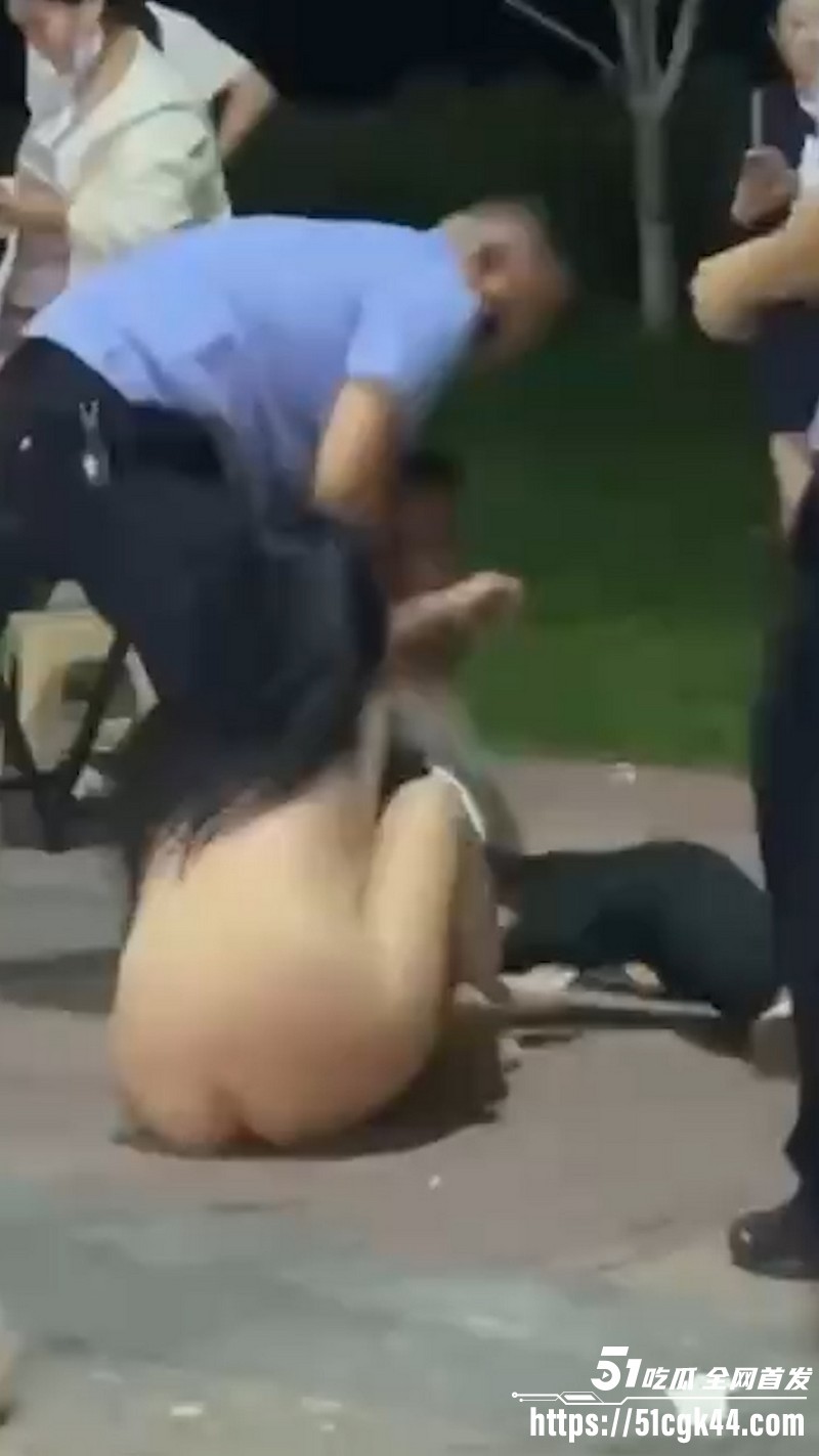小仙女集美耍酒疯喝醉脱光光街头裸舞 5