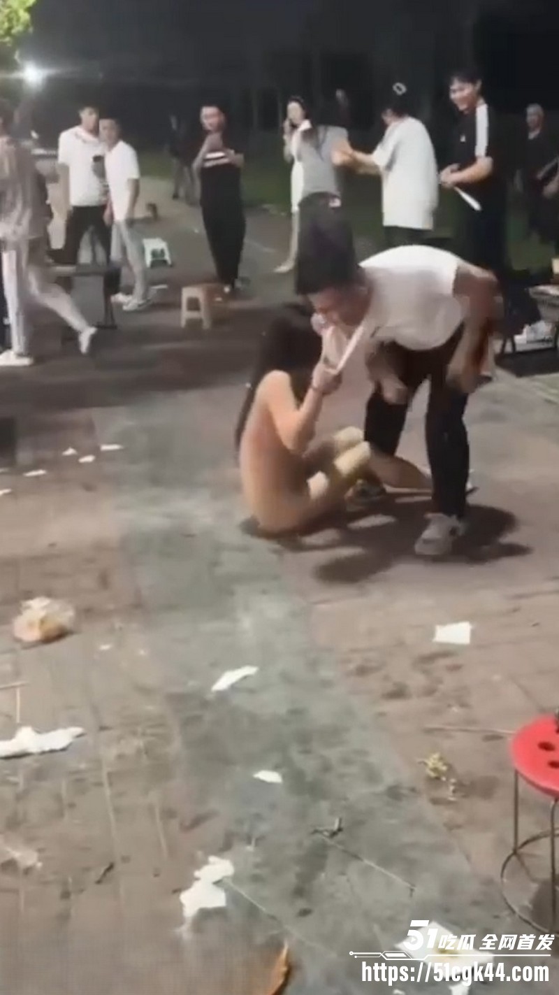 小仙女集美耍酒疯喝醉脱光光街头裸舞 4