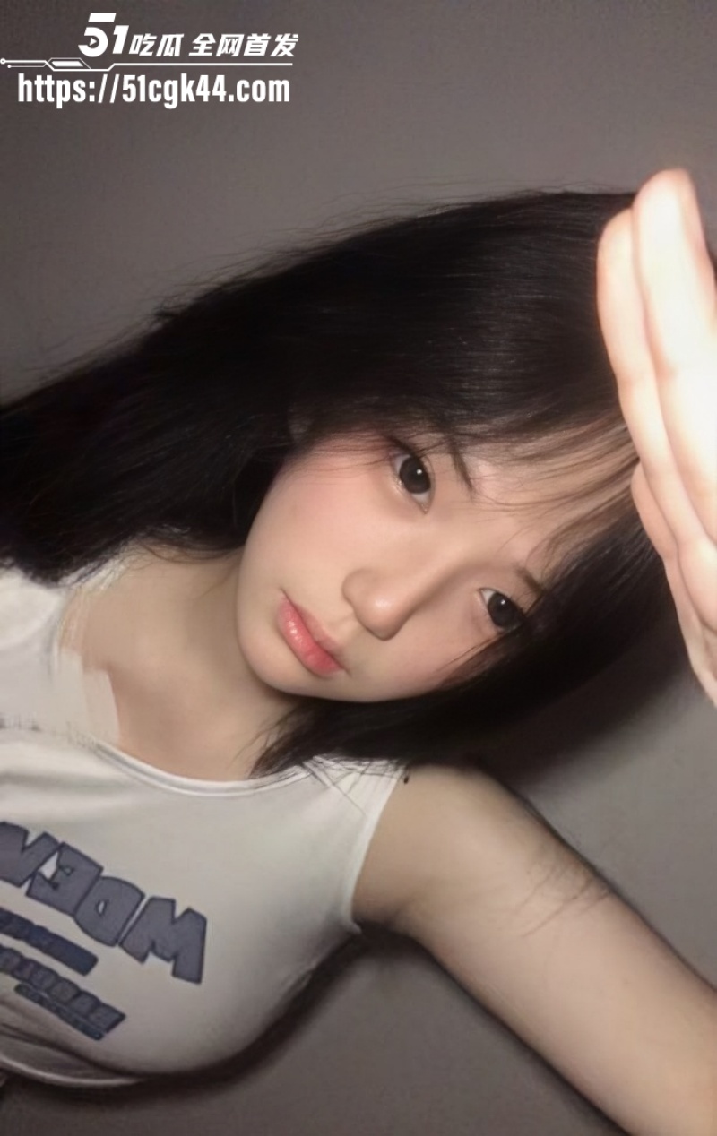 瓜友投稿曝光 调教刚上大学的小母狗 趁宿舍没人抠逼自慰 粉嫩骚穴淫水泛滥 真是饥渴难耐！