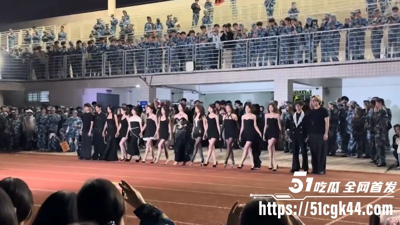 武汉轻工大学军训美女走秀 5