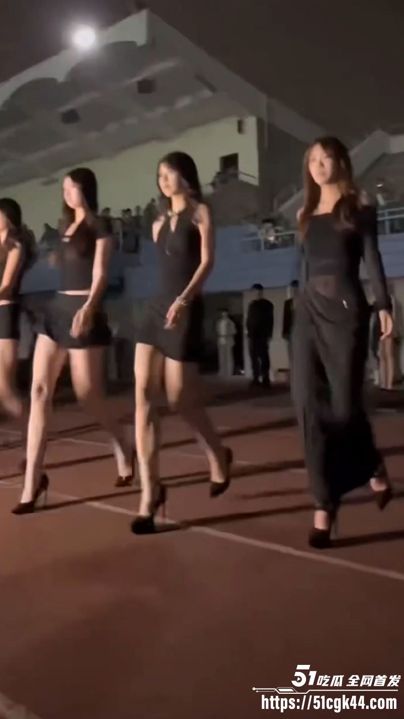 武汉轻工大学军训美女走秀 2