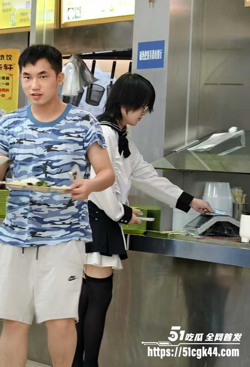 浙江工业大学惊现男娘暴露狂 穿JK白丝扮萝莉食堂打饭玩露出 校友群发自拍淫片！