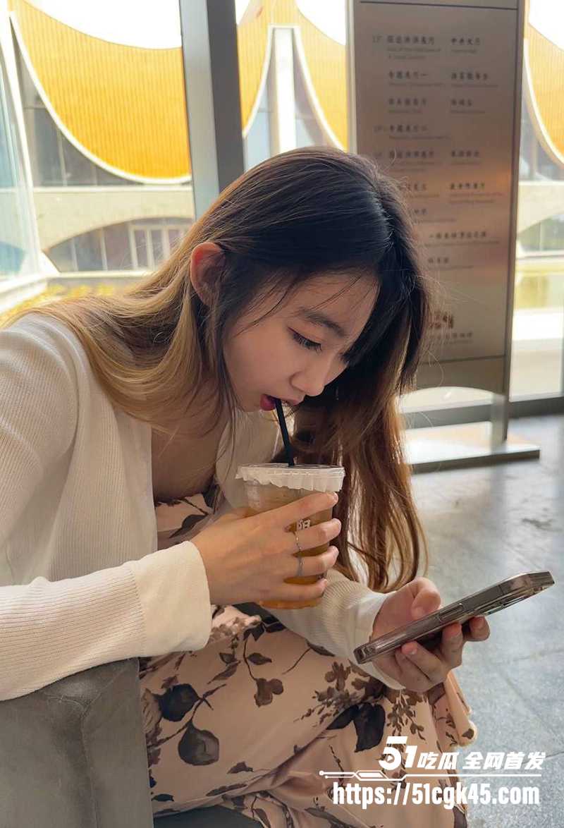 广东清纯少女 王铭怡 不雅视频流出 和男友激情啪啪 对肉棒爱不释手 脸穴同框被无套爆操 骚表情超销魂！