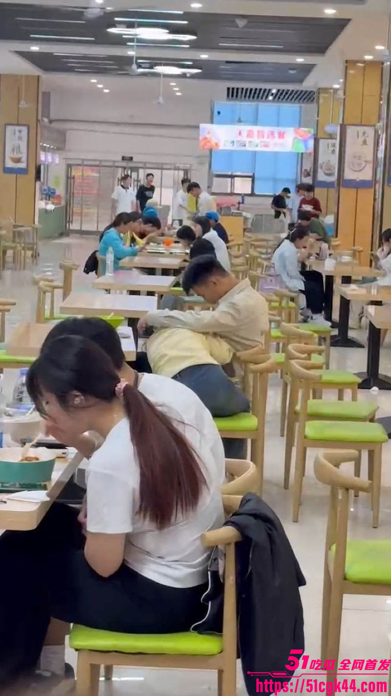 学校食堂惊现高中情侣狂野play 女友当众口交 精液拌饭再嘴对嘴热吻 相当炸裂！