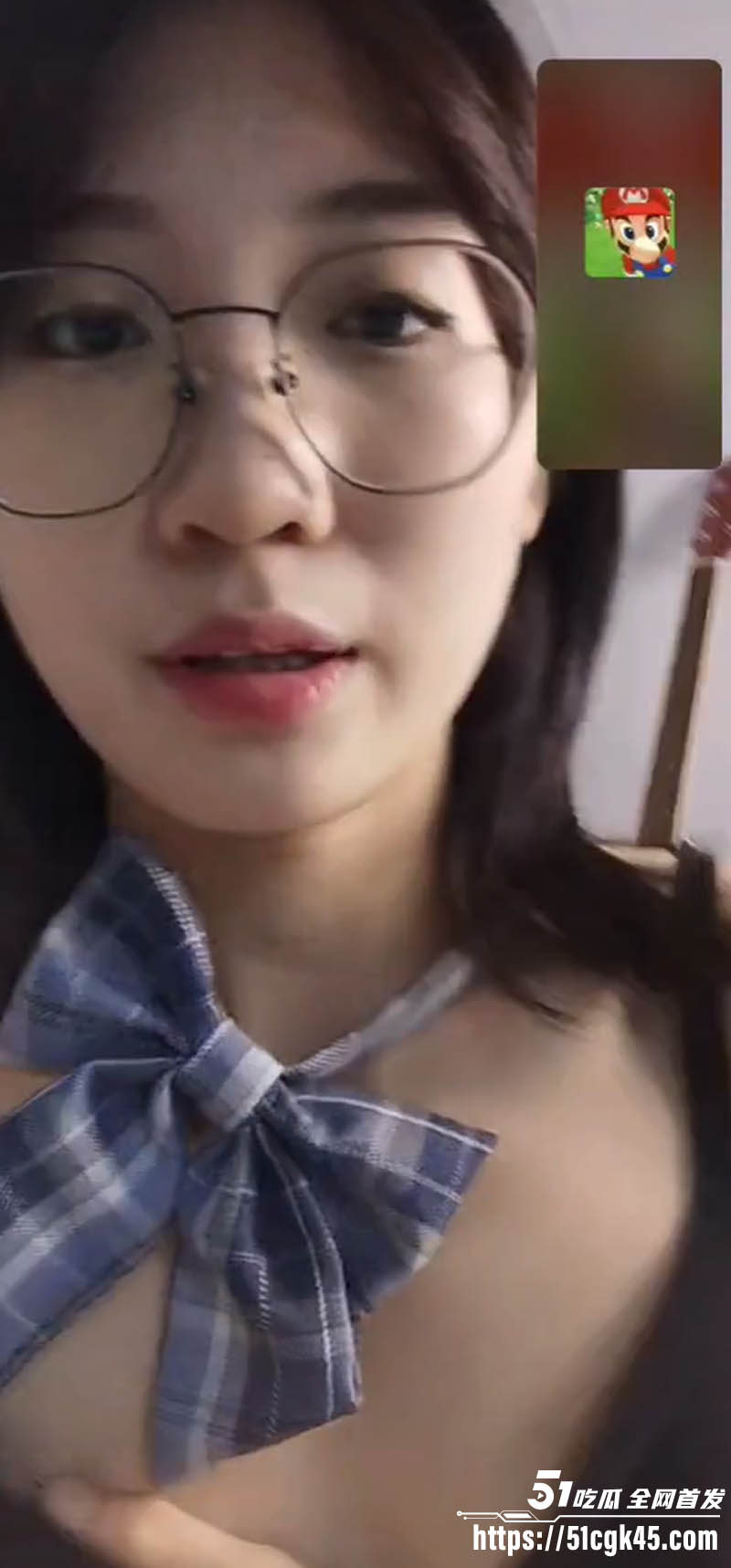 清纯眼镜妹与金主爸爸一对一裸聊视频流出 JK短裙撩拨欲火 揉奶扣逼呻吟不断！