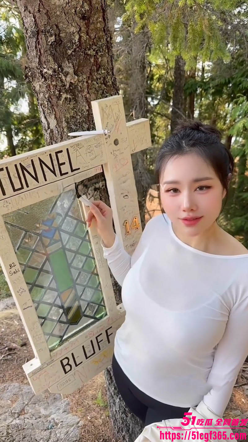 山顶野战惊魂！汐梦瑶户外偷欢 人潮涌来吓尿跑路 换地方继续深喉口交后入 刺激到爆！