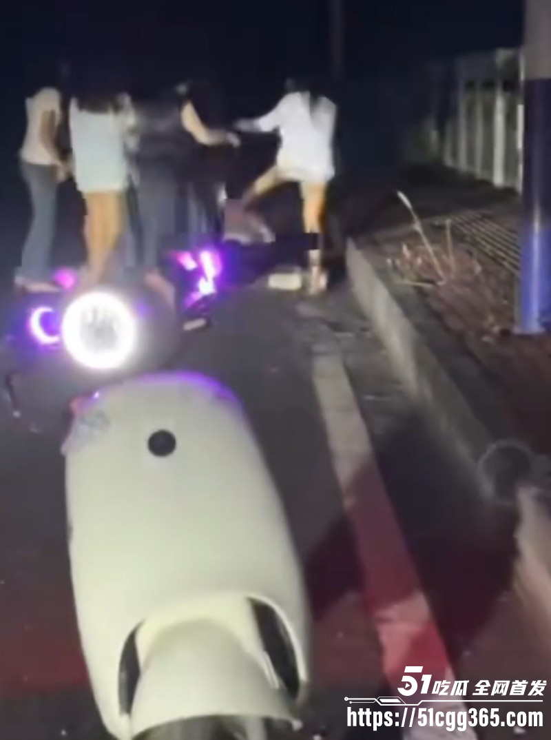 精神小妹霸凌围殴扒衣服03