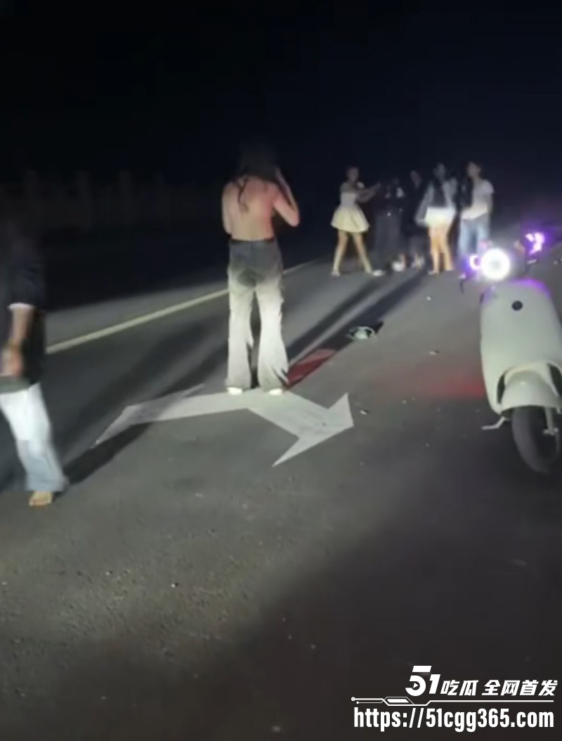 精神小妹午夜霸凌 桥上轮番围殴扒光衣服 猛拽头发拳打脚踢 行径恶劣人神共愤！