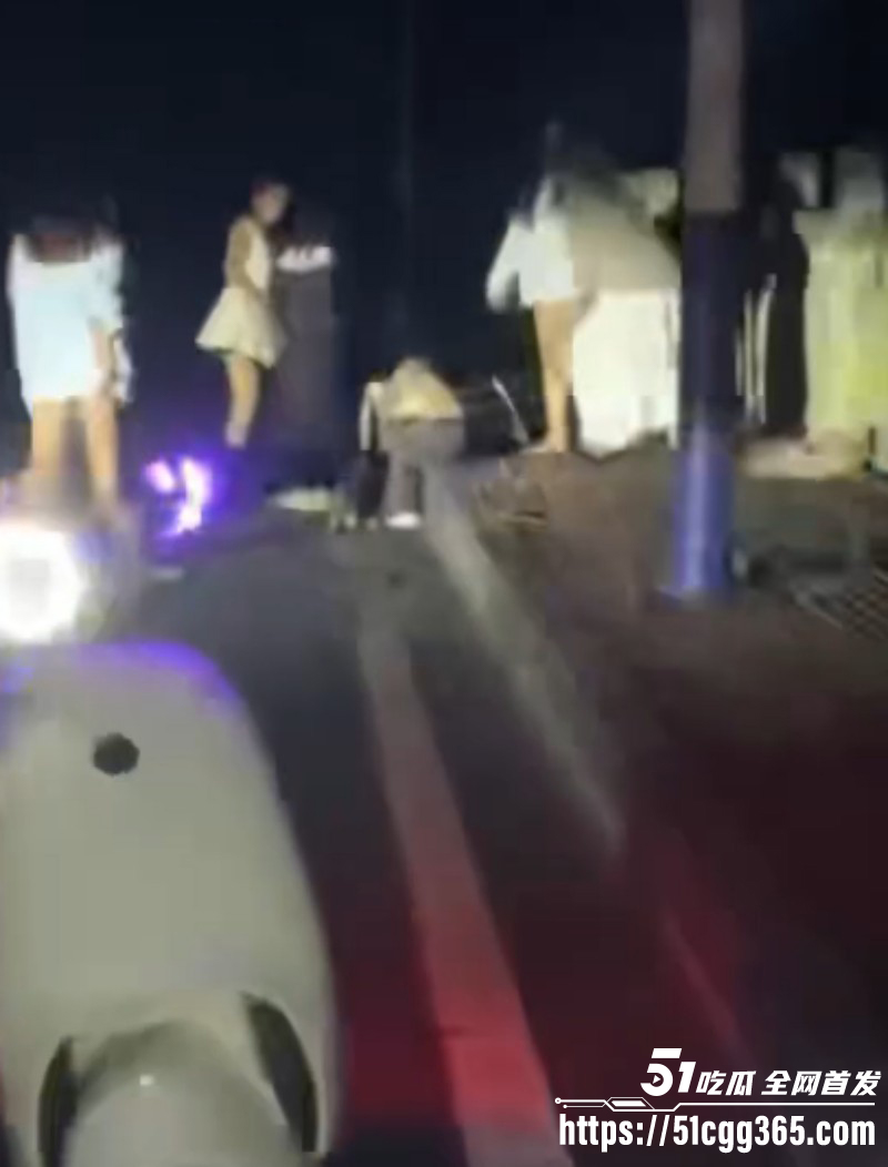 精神小妹霸凌围殴扒衣服06