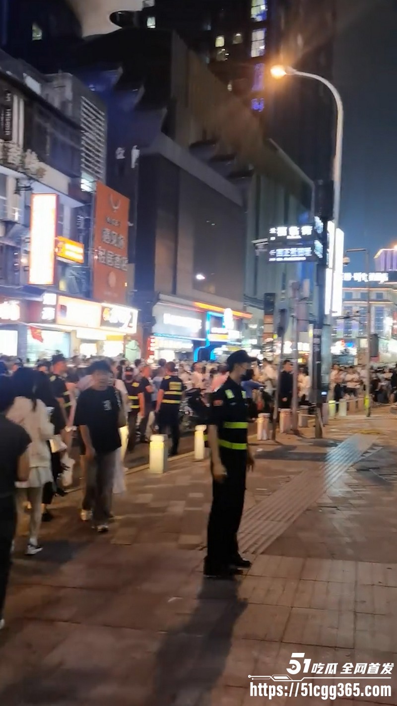 长沙五一广场国庆跳楼惊魂！男子坐在边沿楼顶 楼下无数人围观 现场目击视频流出！