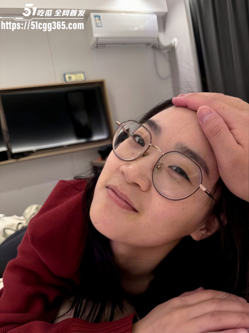 90后武汉小少妇欲求不满 约炮大学体育生 身穿黑丝性感挑逗 69式口爆吸吮肉棒！