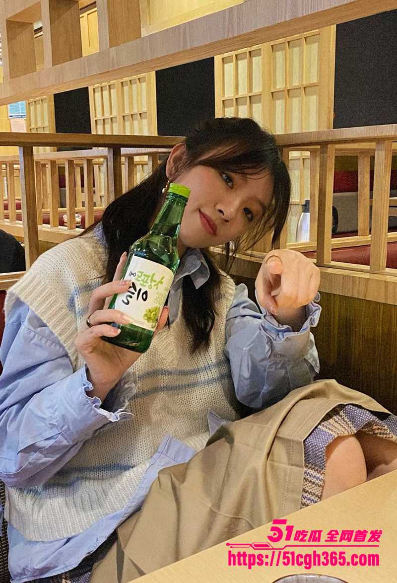 威海清纯小美女情趣装做爱流出 被包养成淫荡性宠 戴狗链穿情趣皮裙 花式爆操超呻吟不断！