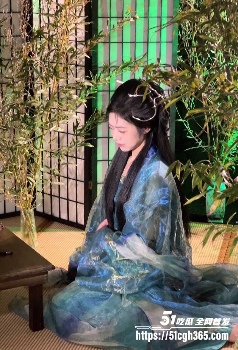 河南新乡可爱甜妹 林文如 穿开档丝袜撩拨男友 撅肥臀被后入猛操 浓精射满巨乳 玩的超级淫骚！