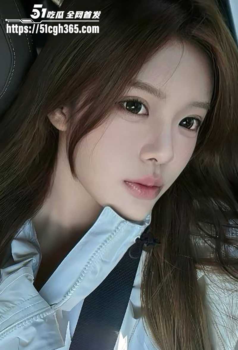 上海性感女神 吕嘉莉 不雅视频泄露 被金主带到酒店玩3P乱交 玩前后夹击轮操双洞 含着肉棒挨操疯狂淫叫！