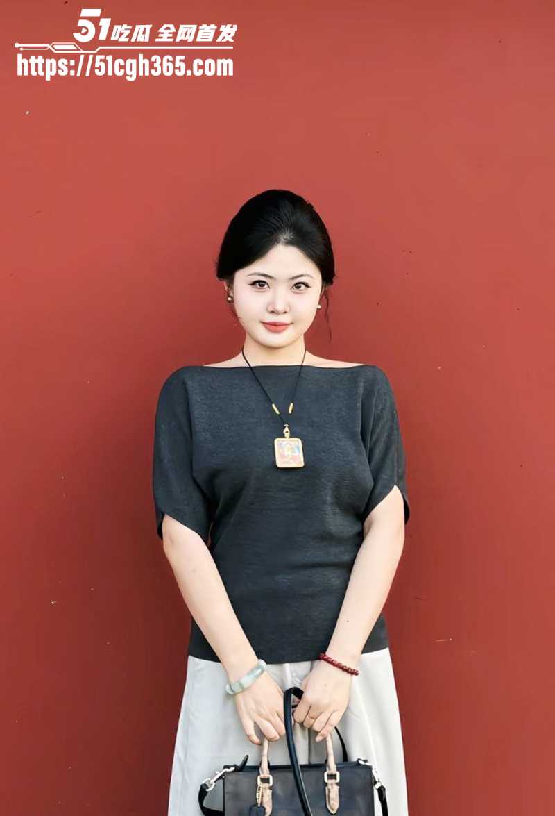 河南郑州气质美女 周仕琳 不雅视频流出 剃光阴毛穿开档黑丝被狂操 边揉阴蒂边挨干 淫荡表情让人性奋不已！