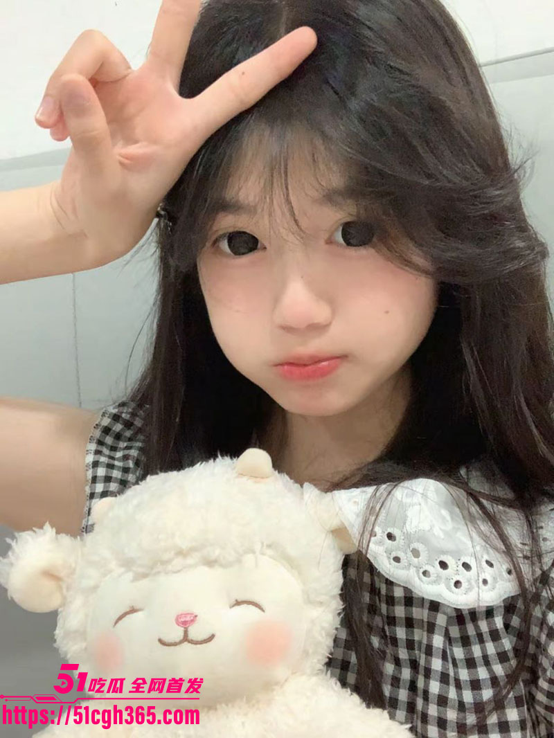 河南极品馒头穴JK小妹 被花臂大哥3000元拿下一夜 乖巧听话淫水泛滥 性感黑丝美腿 操得过瘾又带劲！