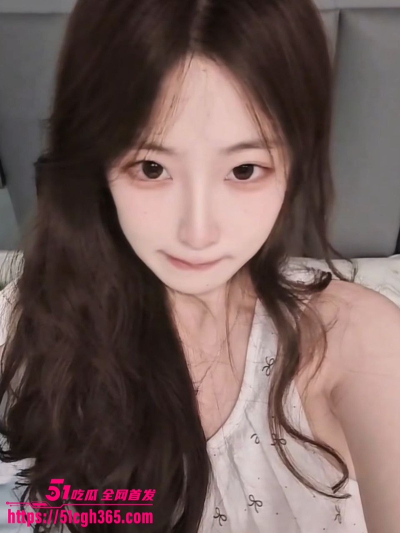 扬州大学 李依蔓 做爱视频流出 身材高挑绝美颜值 黑丝美腿侧身猛操 无套后入女上骑乘美乳摇晃！